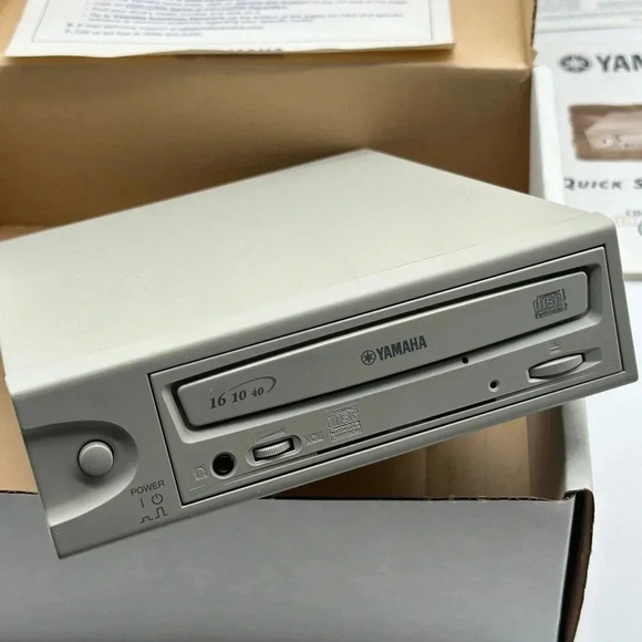 Yamaha External CD-RW Recorder CRW2100IX - Picture 3 of 10